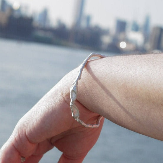 Le bracelet en argent bourgeons de Williamsburg
