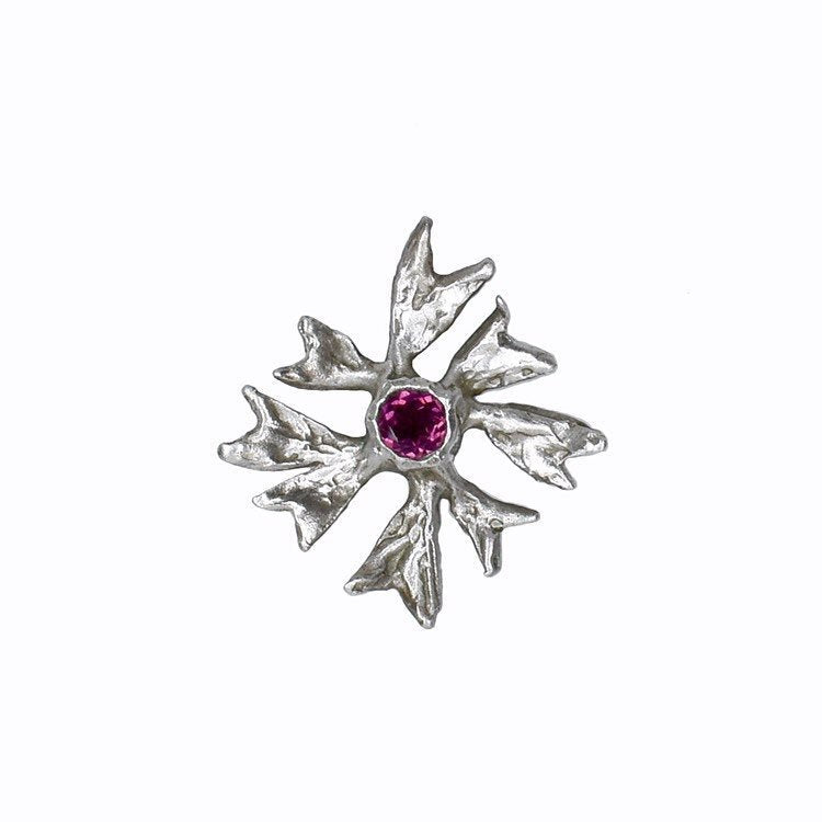 les boucles d'oreilles fleur d'érable avec grenats rhodolite