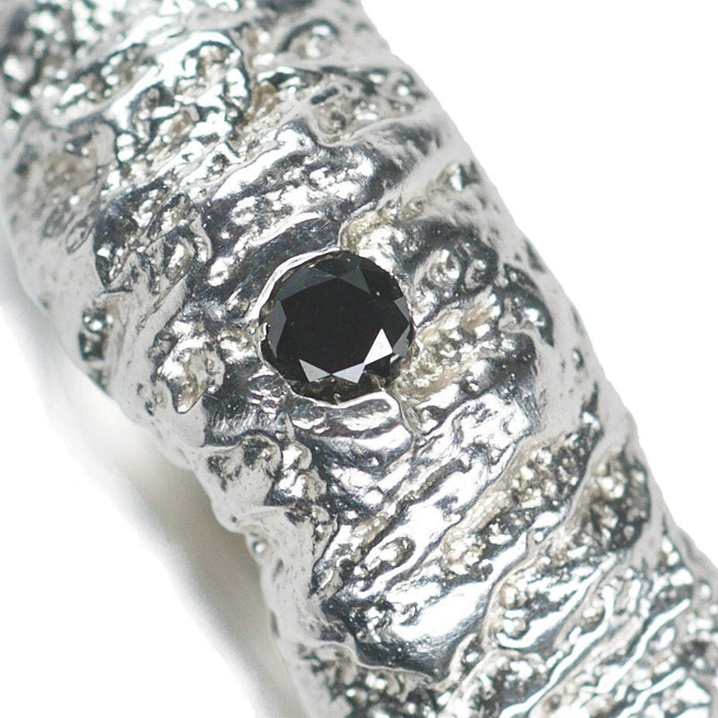 The tree trunk inprint wedding band with a black diamond /available in men's and women's size