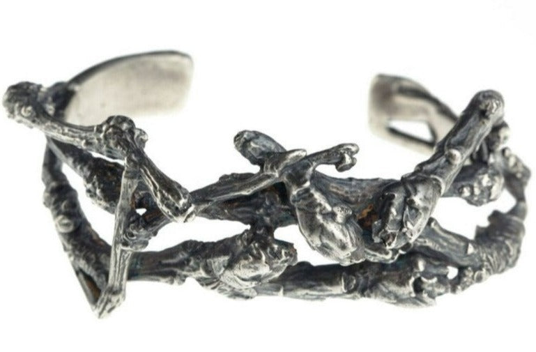 le bracelet manchette en argent oxydé à l'herbe à puce
