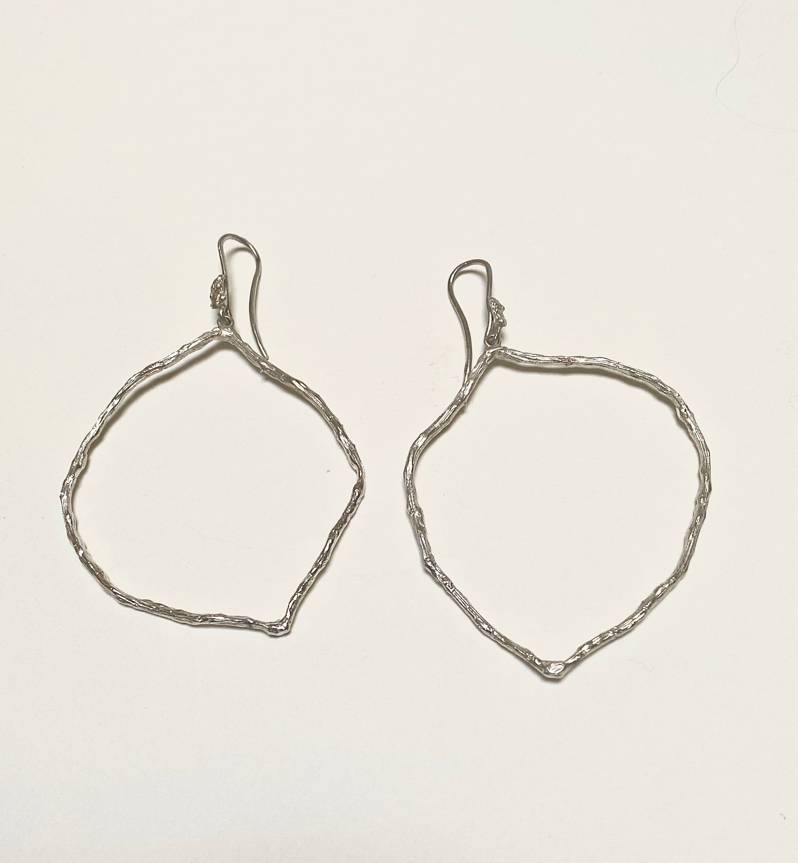 les boucles d'oreilles racine d'argent