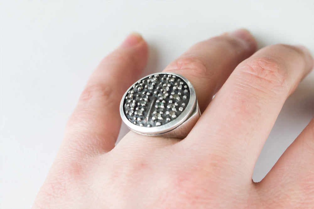 la bague bouclier éthiopienne avec saphirs blancs