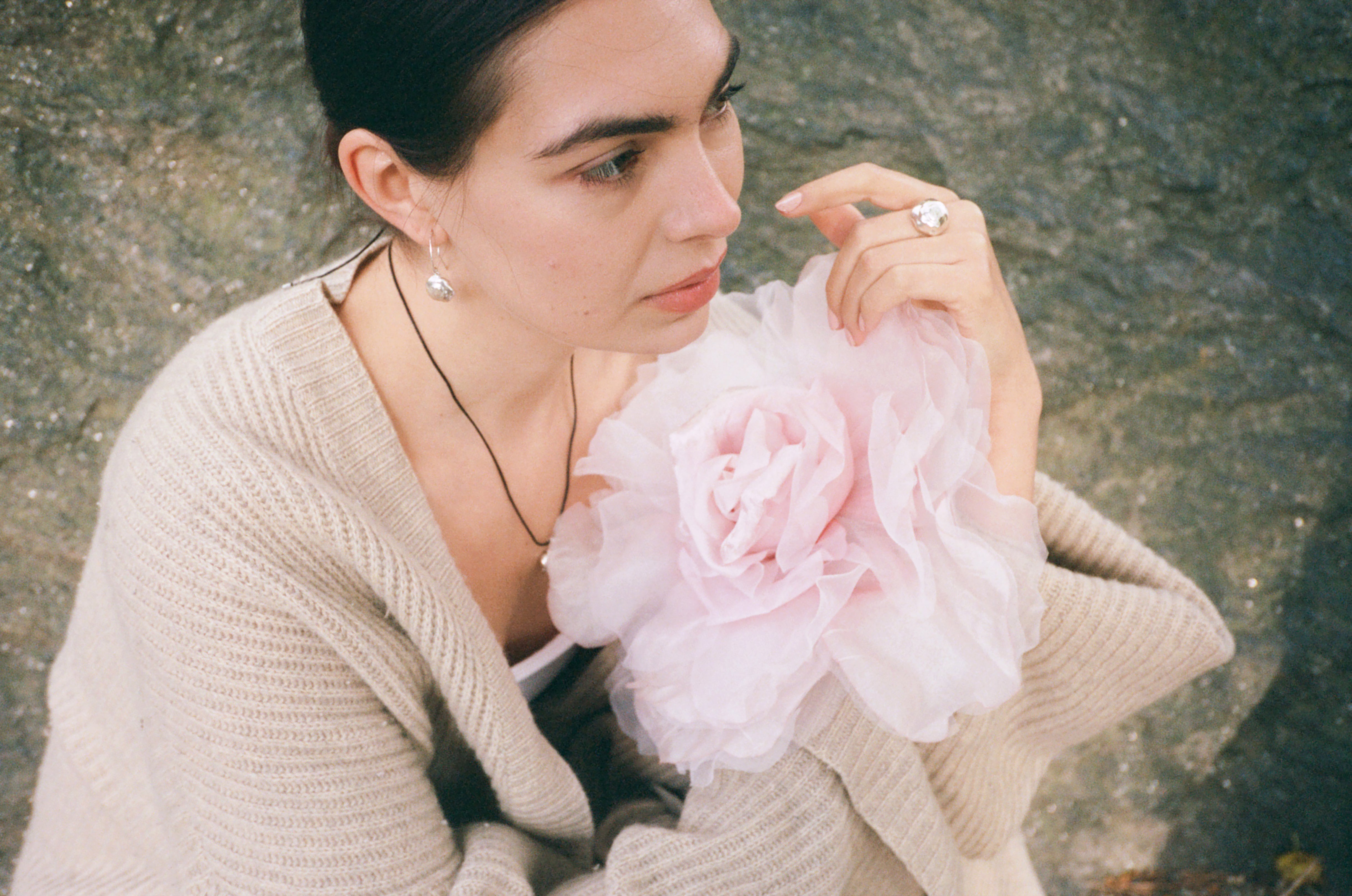 Fleur d'argent rose shaped earrings