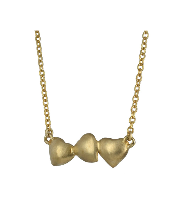 Collier en argent plaqué or avec cœurs dansants sur une chaîne