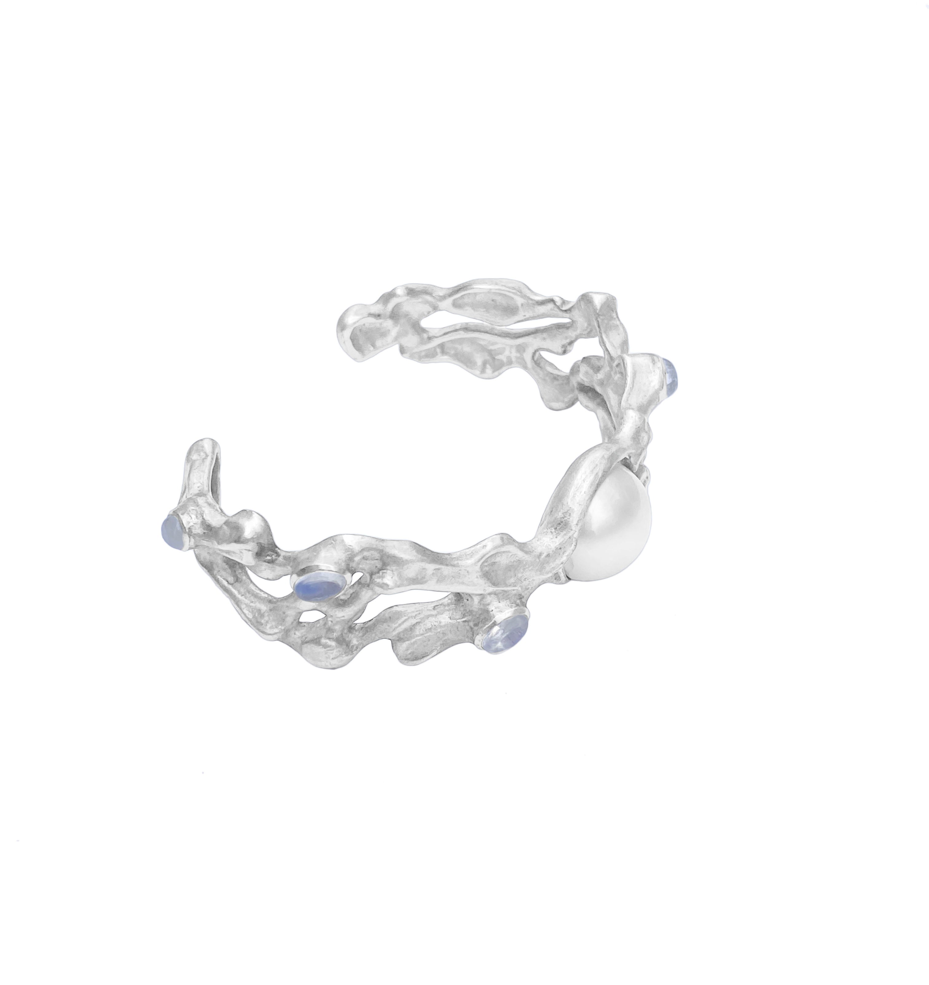 collier d'algues avec une perle et des pierres de lune flash bleues