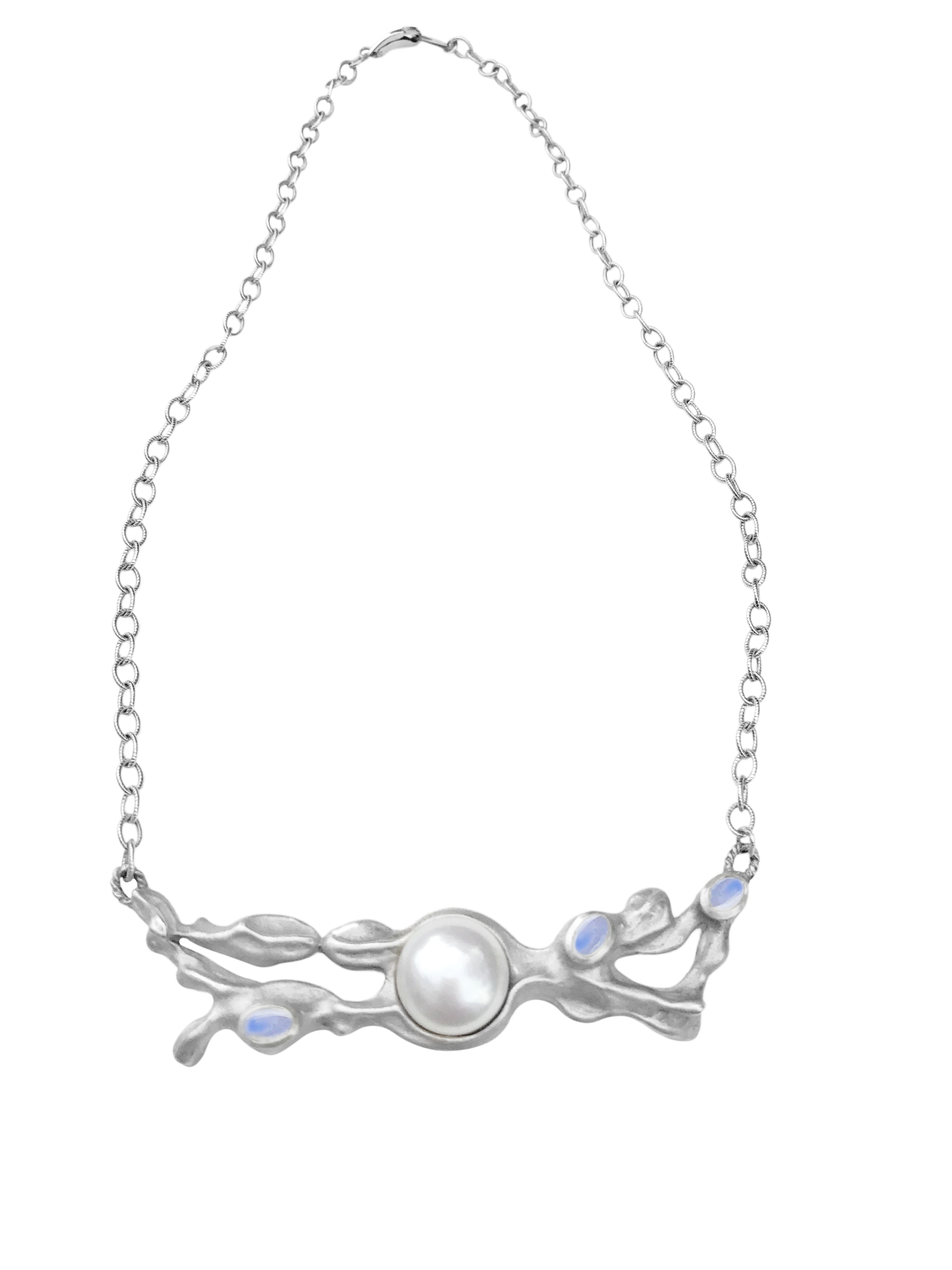 collier d'algues avec une perle et des pierres de lune flash bleues
