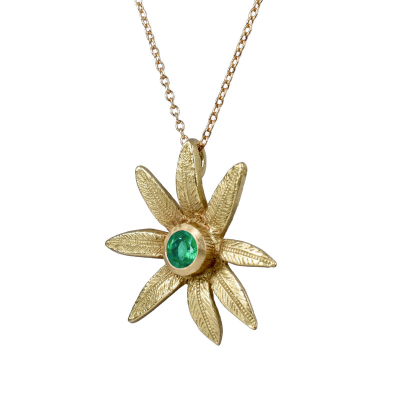the flower pendant in 18K gold with a tsavorite gemstone