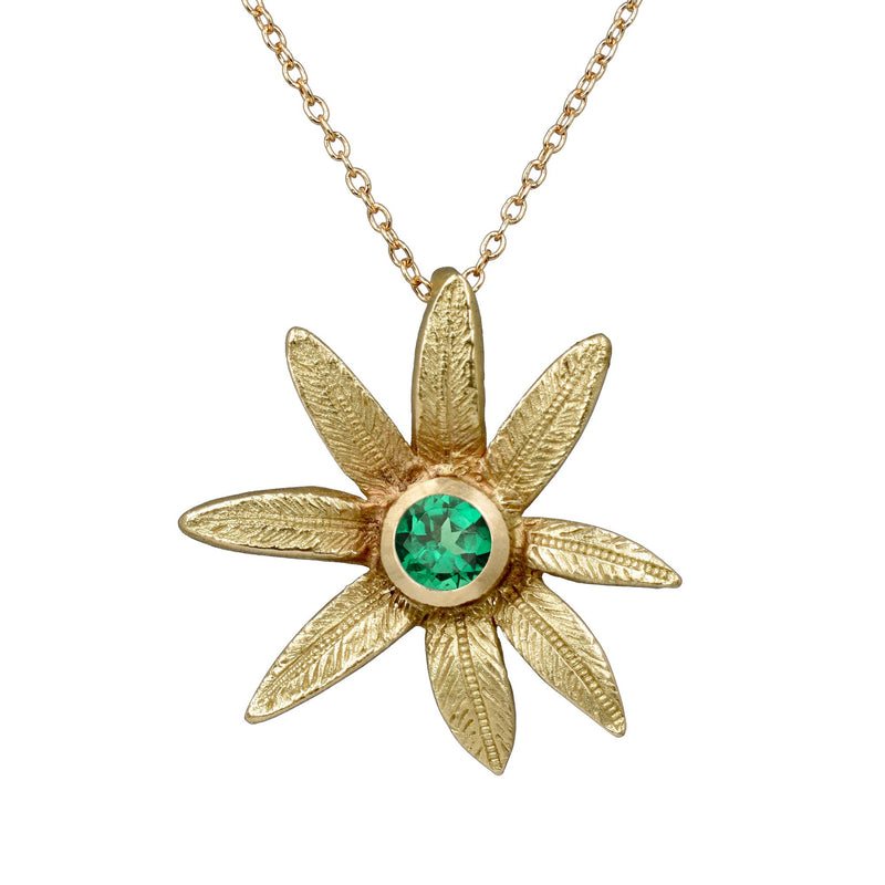 the flower pendant in 18K gold with a tsavorite gemstone