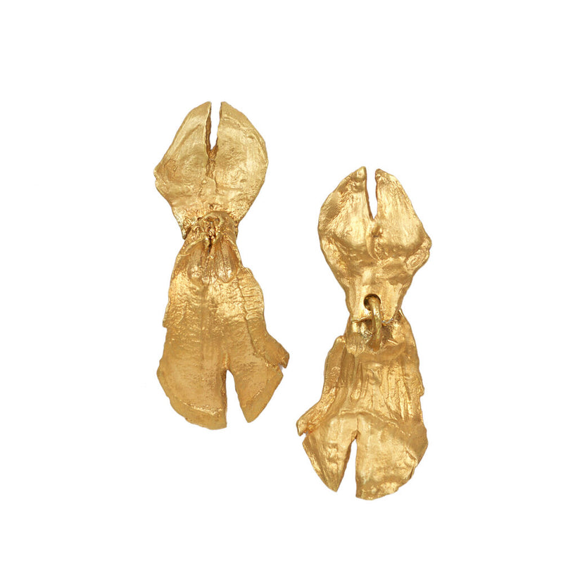 Les boucles d'oreilles pendantes en forme de pomme de pin