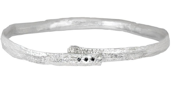 le bracelet en rotin avec trois diamants noirs