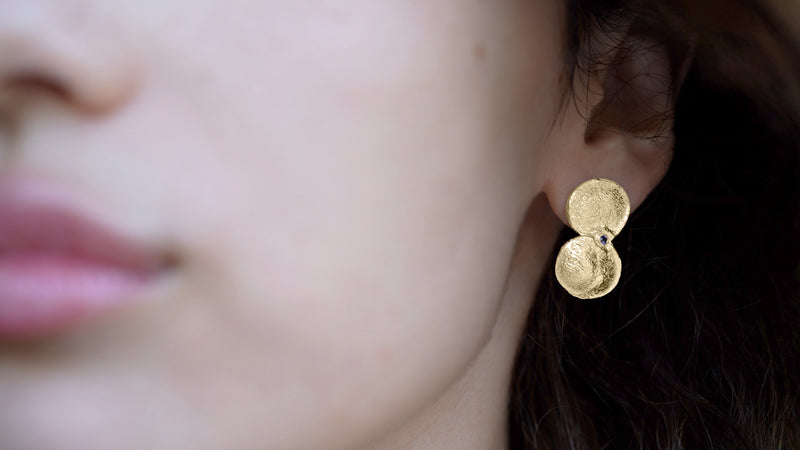Boucles d'oreilles allongées en or jaune fairmined 14 carats avec saphirs bleus