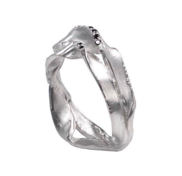 The seaweed ring in silver with 10 black diamonds - ready to ship in size 7