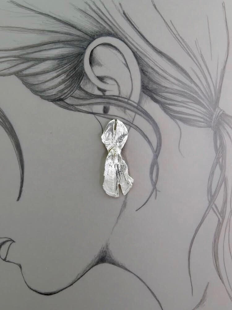 Les boucles d'oreilles pendantes en forme de pomme de pin